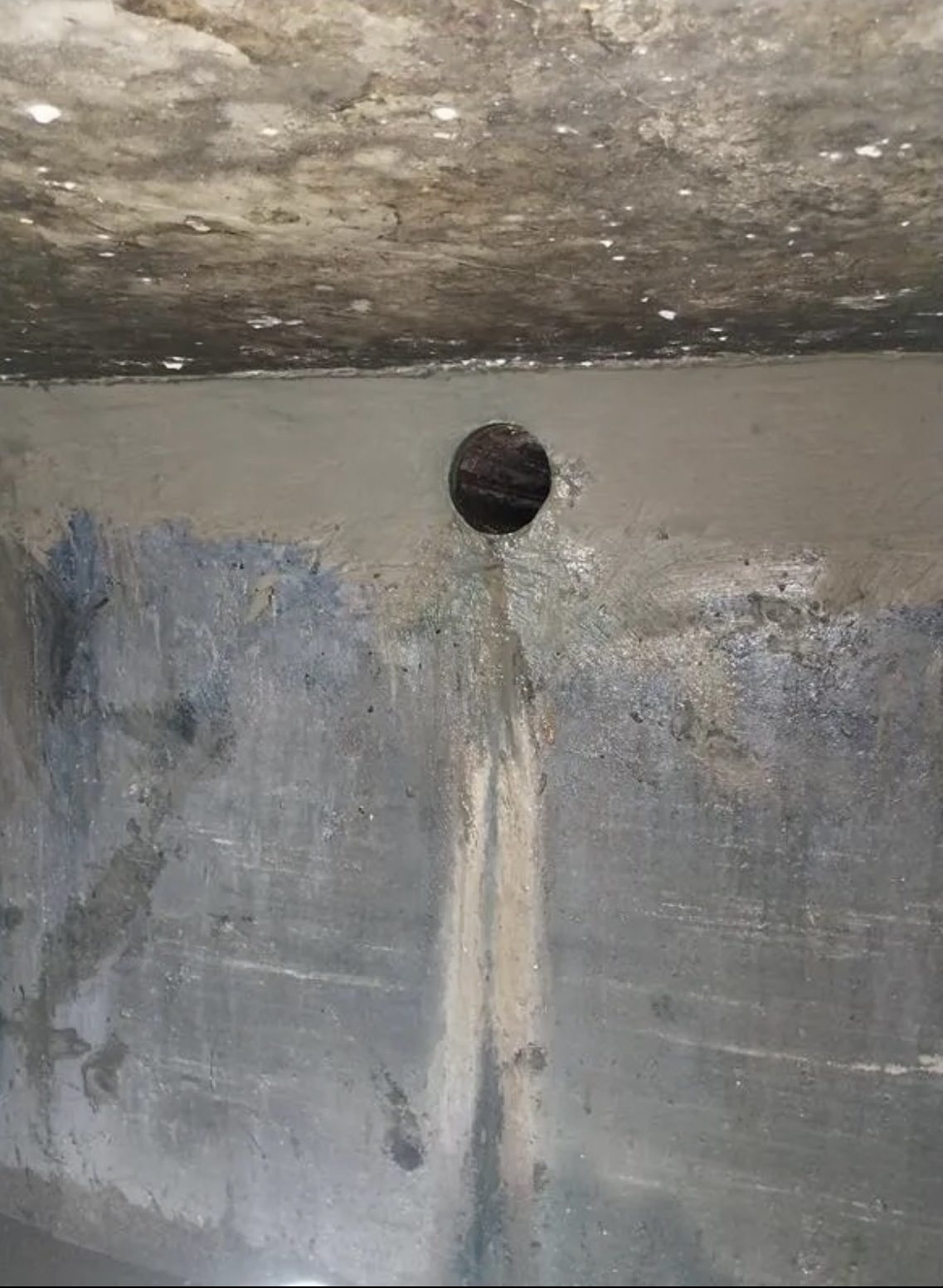 Otwór dopływu ścieków do szamba podczas naprawy szamba we Wrocławiu