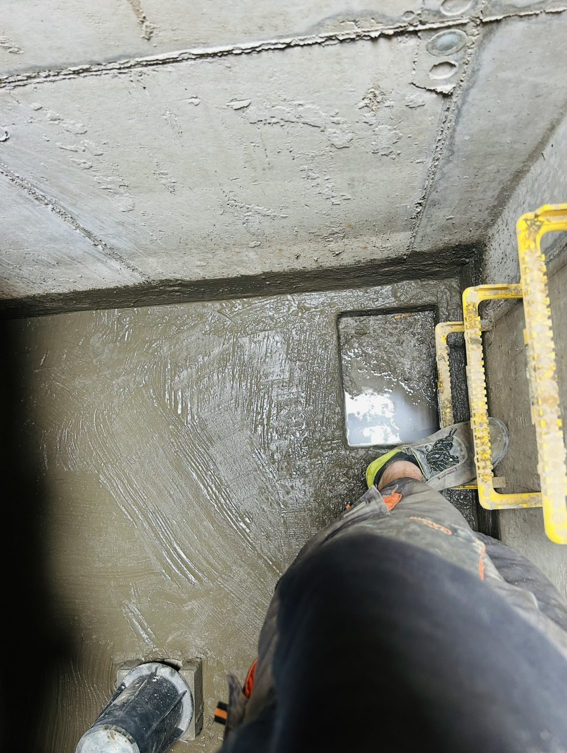 Wejście do pustego szamba podczas naprawy i uszczelniania szamba we Wrocławiu