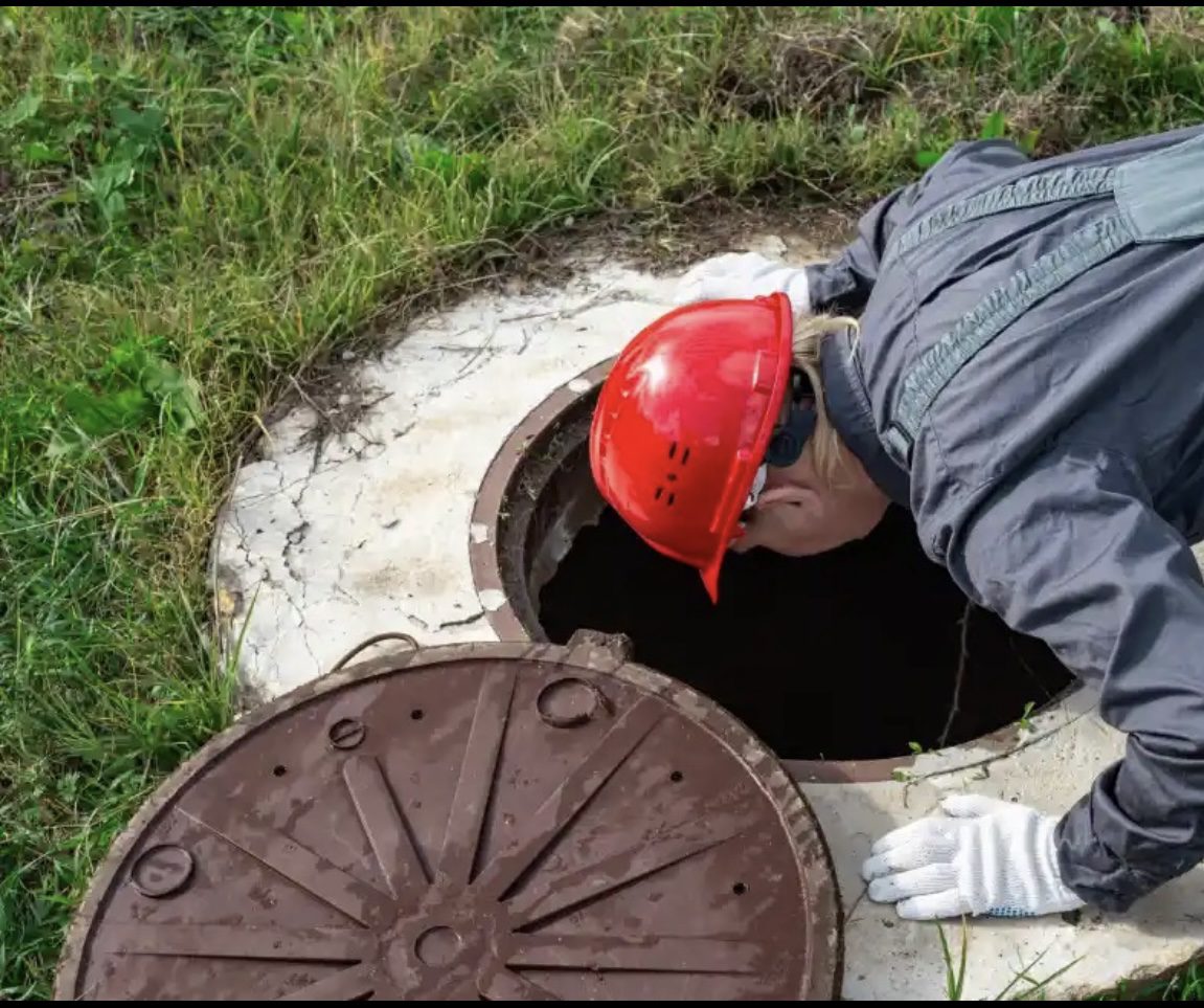 Pracownik wykonujący uszczelnianie i naprawę szamba we Wrocławiu