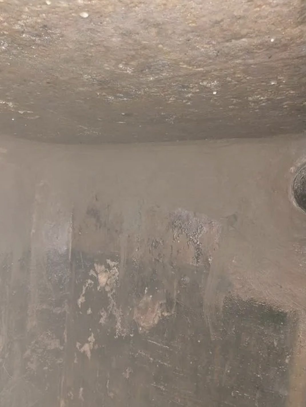 Betonowa ściana i sufit szamba przygotowane do uszczelniania na Dolnym Śląsku